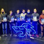 Zdjęcie studentów nagrodzonych w hackathonie