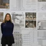 Nadia Sajjad na tle plansz z wizualizacjami pracy dyplomowej
