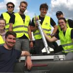 Zdjęcie członków Studenckiego Koła Astronautycznego z rakietą FOK