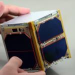 Zdjęcie satelity PW-Sat w rękach jednego z członków zespołu