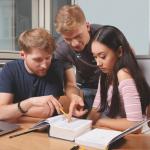 Zdjęcie uczących się studentów