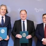 Artur Resmer z Zarządu PKP Intercity, Rektor PW prof. Krzysztof Zaremba oraz Jarosław Oniszczuk z Zarządu PKP Intercity