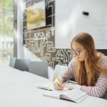 Zdjęcie uczącej się studentki