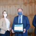 Prof. Krzysztof Zaremba, Rektor PW oraz prof. Adam Woźniak, Prorektor PW ds. Rozwoju odbierają wyróżnienie od przedstawicieli firmy Microsoft