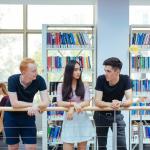 Zdjęcie studentów w bibliotece