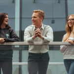 Zdjęcie studentów w gmachu Wydziału Matematyki i Nauk Informacyjnych 