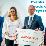 Zdjęcie przedstawicieli firmy Nanoxo pozujących z czekiem za wyróżnienie w konkursie Polski Produkt Przyszłości oraz wręczających nagrody 