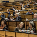 Zdjęcie ukazujące uczestników zajęć  Uniwersytetu Trzeciego Wieku PW