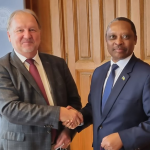 Zdjęcie Rektora PW prof. Krzysztofa Zaremby oraz Ambasadora Rwandy w Polsce prof. Anastase Shyaka