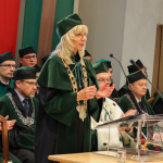 Zdjęcie prof. Renaty Walczak, Prorektor ds. Filii w Płocku i gości na scenie podczas inauguracji roku akademickiego 2022/2023