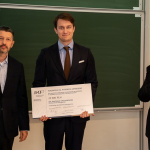 Zdjęcie laureata nagrody dr. Mateusza Ostaszewskiego z Markiem Skulimowskim - prezesem i dyrektorem wykonawczym Fundacji Kościuszkowskiej w Nowym Jorku oraz prof. Leszkiem Pacholskim, przewodniczącym Rady Nagrody