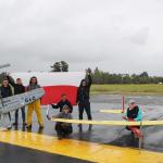 Na zdjęciu zespół z koła SAE AeroDesign wraz z samolotami
