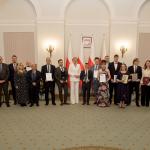 Na zdjęciu laureaci, organizatorzy i patroni konkursu "Młody Promotor Polski"