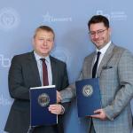 Na zdjęciu Prorektor ds. Rozwoju PW prof. Adam Woźniak oraz przedstawiciel DNV Poland Marek Roszak po podpisaniu umowy