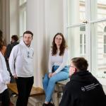 Na zdjęciu grupa studentów na korytarzu w Gmachu Głównym Politechniki Warszawskiej