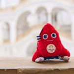 Na zdjęciu maskotka igrzysk olimpijskich w Paryżu - czapka frygijska - na tle Dużej Auli w Gmachu Głównym Politechniki Warszawskiej