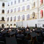 Na zdjęciu Duża Aula wypełniona ludźmi podczas uroczystości wręczania promocji doktorskich i habilitacyjnych oraz odznaczeń państwowych
