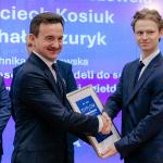 Na zdjęciu: student Szymon Matuszewski odbiera nagrodę Prezesa GPW