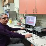 Na zdjęciu prof. Robert Ziółkowski siedzący przy komputerze w laboratorium