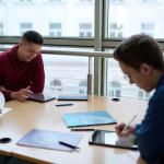 Studentka i studenci uczący się w bibliotece