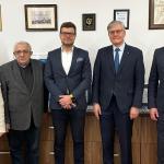 Na zdjęciu: Dziekan Wydziału Elektrycznego PW – prof. dr hab. inż. Andrzej Dzieliński, dr inż. Karol Pawlak, dr hab. inż. Mirosław Lewandowski, prof. uczelni oraz przedstawiciele firmy ENGIE Zielona Energia