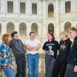 Na zdjęciu sześcioro studentów w Gmachu Głównym PW