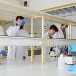 Na zdjęciu: studenci w laboratorium