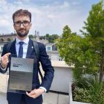 Na zdjęciu: dr inż. Kornel Wolski z nagrodą ABB