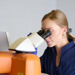 Na zdjęciu: naukowczyni w laboratorium