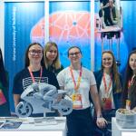 Na zdjęciu studentki na stanowisku PW podczas konferencji Perspektywy Women in Tech Summit 2025