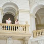 Na zdjęciu student i studentka stoją na balkonie w Gmachu Głównym PW