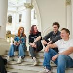 Na zdjęciu grupa pięciorga studentów w Gmachu Głównym PW