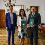 Na zdjęciu dr hab. Marcin Ratajczak, prof. SGGW, Dziekan Wydziału Ekonomicznego, prof. dr hab. inż. Agnieszka Bitkowska, Dziekan Wydziału Zarządzania, prof. dr hab. Marcin Gołębiewski, Prorektor ds. rozwoju SGGW 
