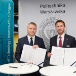 Na zdjęciu Prorektor PW ds. Rozwoju oraz Prezes MBDA Polska stoją i prezentują podpisane porozumienie