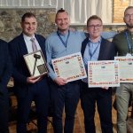 Na zdjęciu zwycięska drużyna z dyplomami