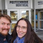 Na zdjęciu Krzysztof Popielski i Katarzyna Matys-Popielska stoją przed budynkiem Politechniki w Montrealu