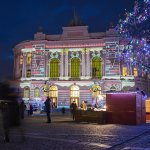 Na zdjęciu Gmach Główny w świątecznej iluminacji 