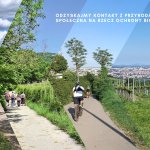 Grafika przedstawia mozaikę czterech fotografii ludzi spędzających czas w naturze. Widać osoby spacerujące z psem po polnej drodze, grupę idącą leśną ścieżką, rowerzystów jadących wśród zielonych wzgórz oraz ludzi odpoczywających na trawie z panoramą miasta w tle. Z prawej strony znajduje się tekst „Odzyskajmy kontakt z przyrodą: transformacja społeczna na rzecz ochrony bioróżnorodności” oraz logotypy Biodiversa+ i Narodowego Centrum Nauki. W lewym dolnym rogu widoczny jest napis RECON.