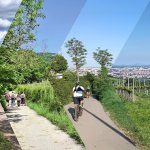 Grafika przedstawia mozaikę czterech fotografii ludzi spędzających czas w naturze. Widać osoby spacerujące z psem po polnej drodze, grupę idącą leśną ścieżką, rowerzystów jadących wśród zielonych wzgórz oraz ludzi odpoczywających na trawie z panoramą miasta w tle.