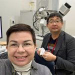 Na zdjęciu dr hab. inż. Anna Dobkowska w laboratorium podczas pobytu w Kumamoto University w Japonii