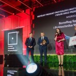 Na zdjęciu: laureaci nagrody PARP odbierają nagrodę na scenie