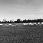 Na zdjęciu studenci w przestrzeni przebrani w białe kombinezony