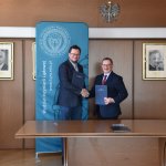 Na zdjęciu Marcin Mochocki, Członek Zarządu, Dyrektor ds. realizacji Inwestycji PKP PLK S.A. oraz prof. Andrzej Garbacz, Dziekan Wydziału Inżynierii Lądowej