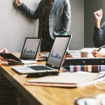 Na zdjęciu grupa osób przy stole podczas spotkania