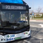 Na zdjęciu: autobus z napisem Politechnika