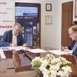 Na zdjęciu Wicemarszałek Województwa Mazowieckiego Wiesław Raboszuk oraz Rektor Politechniki Warszawskiej prof. Krzysztof Zaremba podpisują umowę na realizację projektów w obszarze lotnictwa oraz elektroniki drukowanej