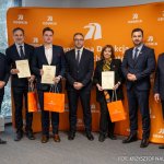 Od lewej: Piotr Kurkowski (p.o. Zastępcy Generalnego Dyrektora GDDKiA), dr hab. inż. Grzegorz Kacprzak (Promotor pracy), inż. Piotr Derlacz, Daniel Kosiński (Dyrektor Generalny Urzędu), prof dr. hab. inż. Anna Siemińska-Lewandowska, (Promotor pracy), Paweł Woźniak (p.o. Generalnego Dyrektora GDDKiA), dr hab. inż. Janusz Bohatkiewicz (Przewodniczący Kapituły Konkursowej)
