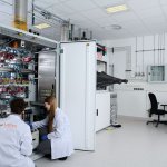 Naukowcy pracują w laboratorium